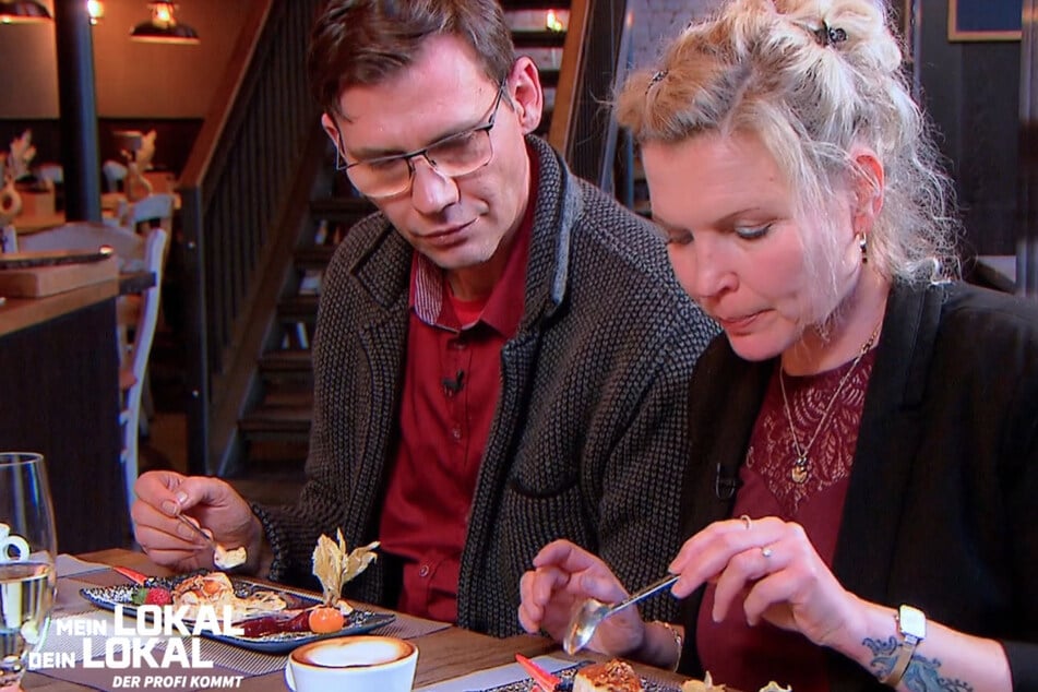 Vom Dessert sind Maik (51) und Antje (46) gar nicht begeistert.