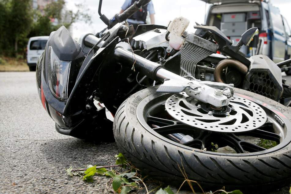 Motorradfahrer knallt in Brummi und stirbt noch am Unfallort
