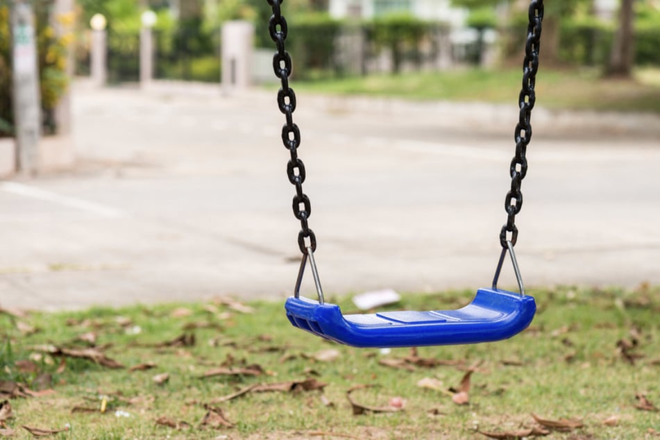 Gewalt auf Spielplatz: Mann von drei Jugendlichen angegriffen