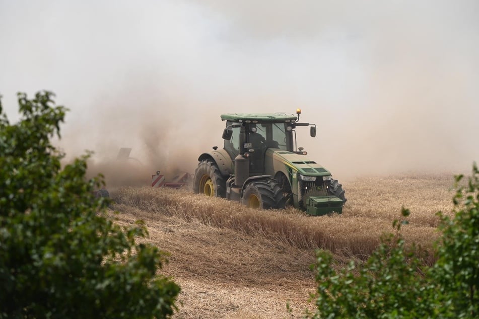 Auch Landwirte samt ihrer Traktoren halfen beim Löschen.