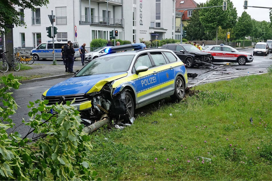 Bei der Verfolgung des BMW M3 rückten mehrerer Funkwagen aus. Zwei davon verunfallten. Wie dieser, der am Grunaer Weg mit einem Tiguan kollidierte.