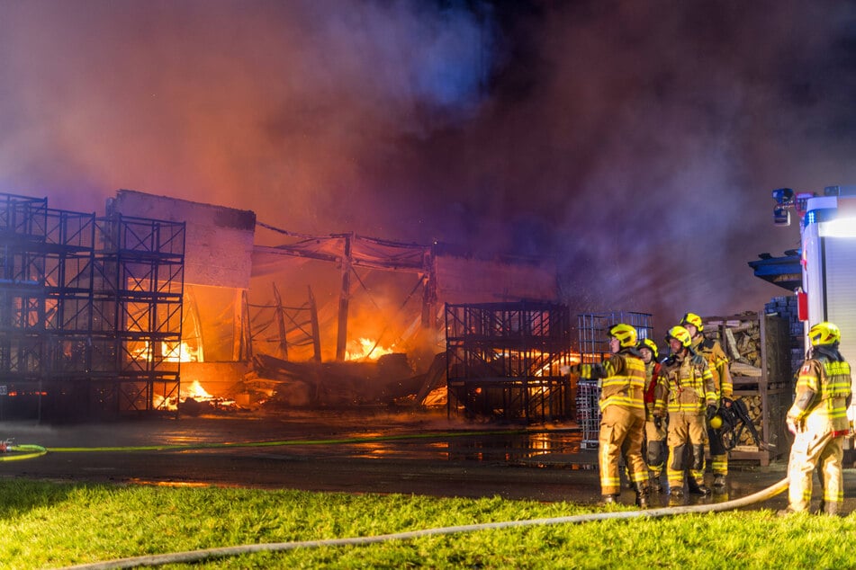 Eine der Lagerhallen stürzte ein.