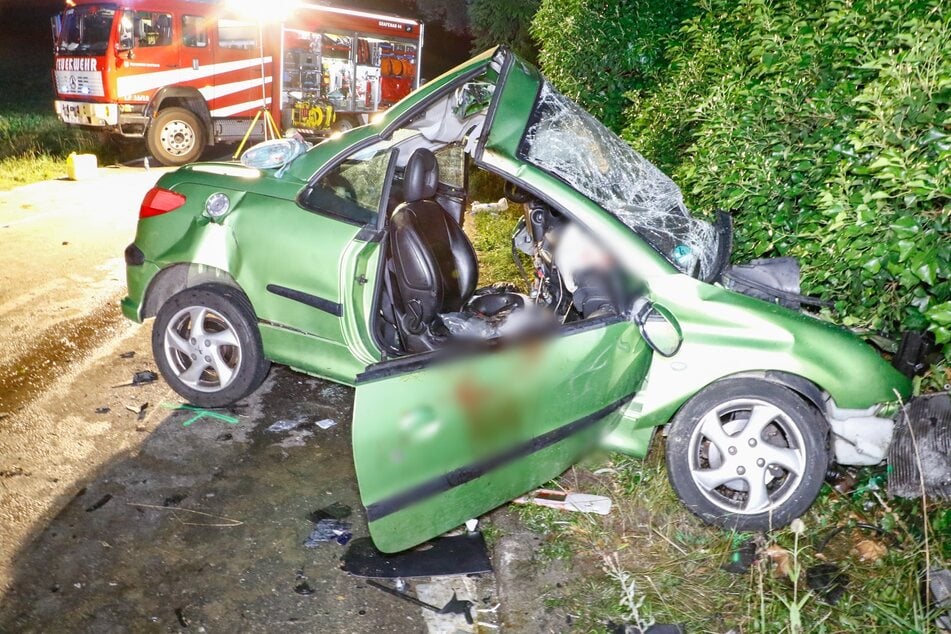 Peugeot kracht frontal in Mercedes: Teenager stirbt bei tragischem Unfall