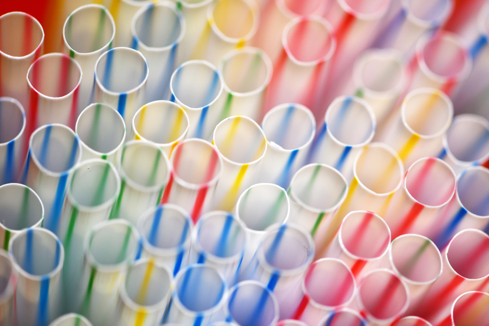 Ab 3. Juli 2021 ist es in der EU eine Ordnungswidrigkeit, bestimmte Einwegplastik-Artikel wie Trinkhalme zu verkaufen.