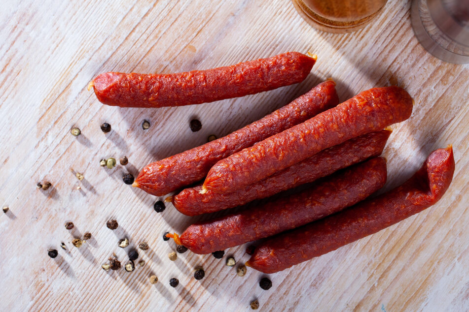 Knacker der Marke "Schildauer" könnten mit Salmonellen befallen sein. (Symbolbild)