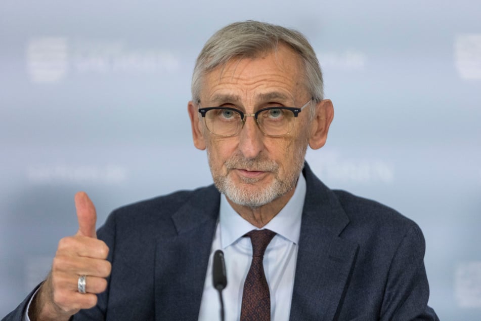 Daumen hoch - Innenminister Armin Schuster (64, CDU) sieht einen ersten positiven Effekt seines Ausreisezentrums.