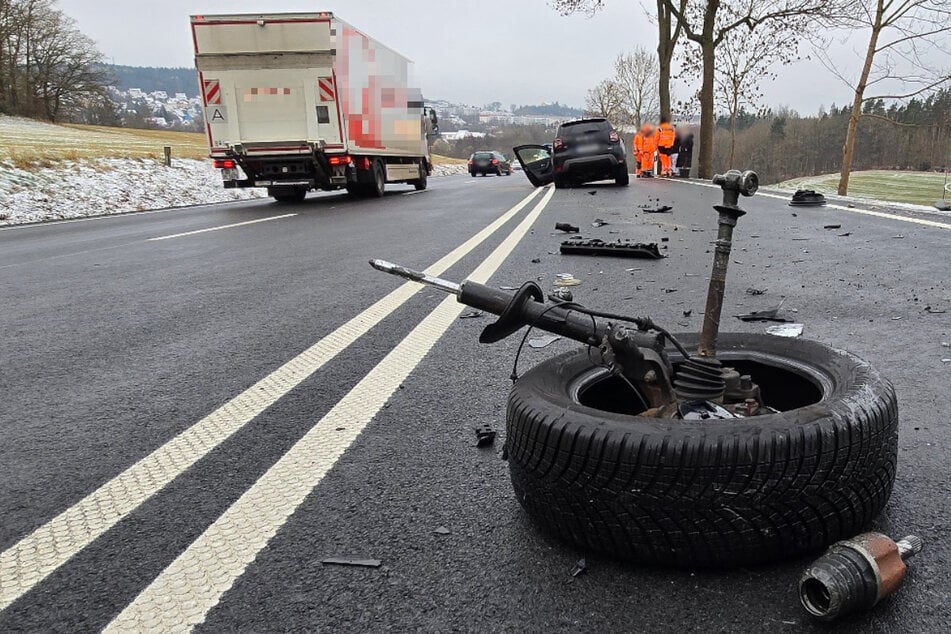 Bundesstraße nach Unfall voll gesperrt: VW kracht in Gegenverkehr