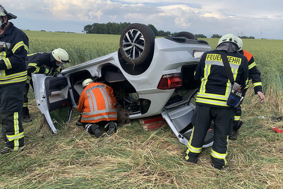 Die Feuerwehr am Wrack des verunfallten VW Polos.