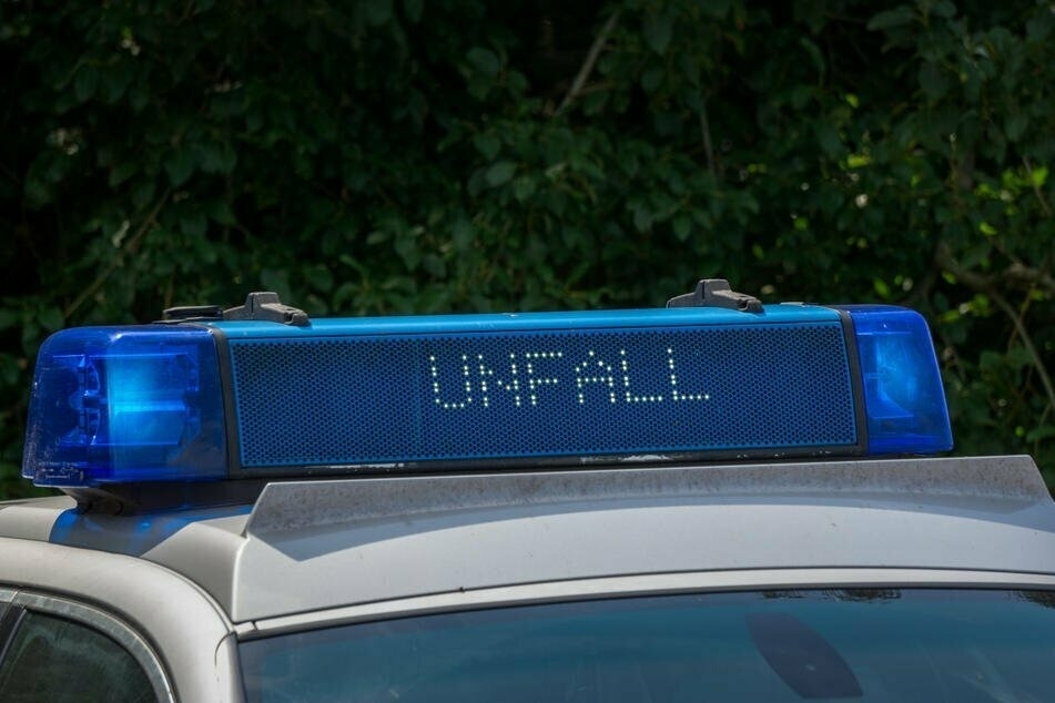 Unfälle im Vogtland: Fahrerin (19) überschlägt sich, 17-Jährige fährt betrunken Hang hinunter