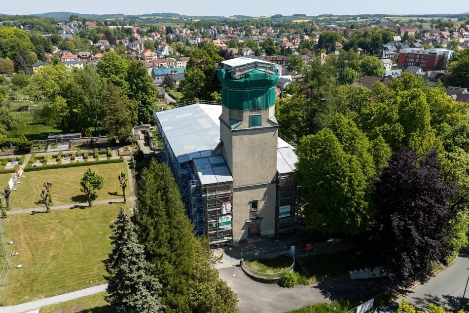 Ein Notdach bedeckt aktuell das Kirchenschiff und den Kirchturm der beschädigten Stadtkirche Großröhrsdorf.