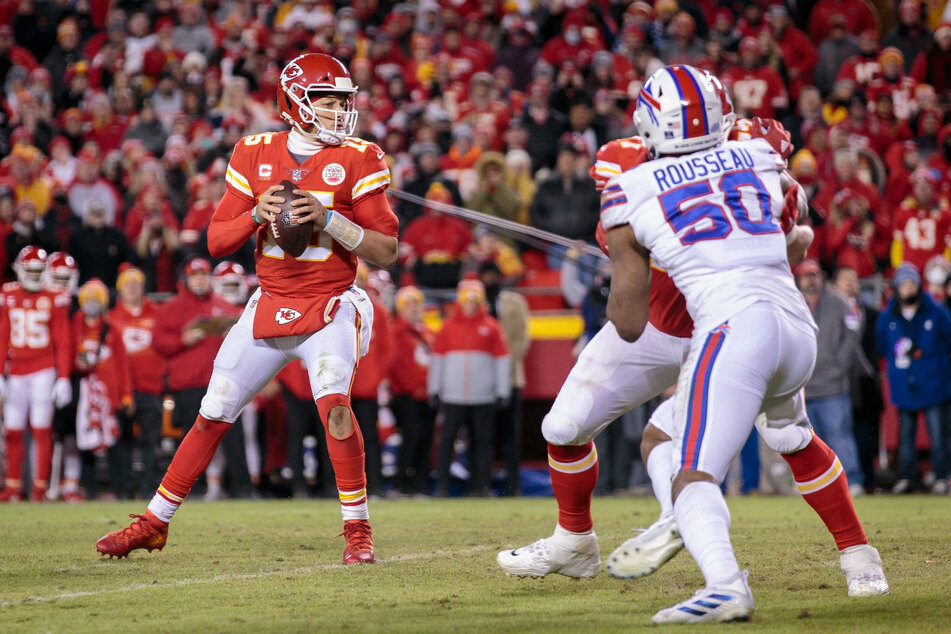 The Chiefs' Patrick Mahomes (l.) connected with Travis Kelce for the game-winning touchdown in overtime against the Bills.