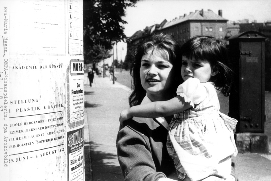 Die Schauspielerin und Sängerin Eva-Maria Hagen 1957 mit ihrer kleinen Tochter Nina auf dem Arm in Ost-Berlin in der DDR.