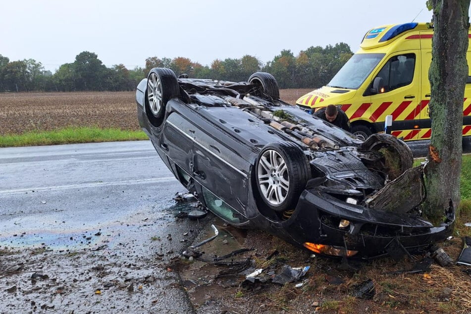 Skodafahrer kommt von Straße ab, überschlägt sich und kracht in Baum