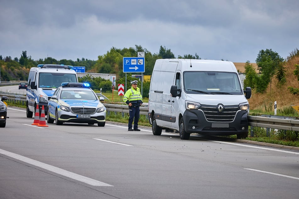 Zwei Schleuser sprangen aus dem fahrenden Transporter, der gegen die Leitplanke knallte. Ein Täter ist flüchtig, Marcel wurde später geschnappt.