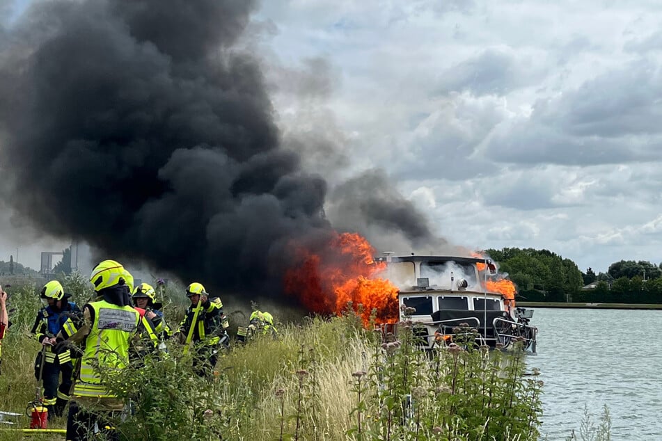 Im Stadthafen Münster rückten Feuerwehrkräfte an, um ein in Flammen stehendes Sportboot zu löschen.