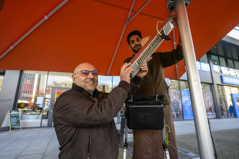 "Cortina"-Chef Erich Serci (50, l.) und Mohammadi Muhtaba (28) prüfen schon mal die Heizstrahler.