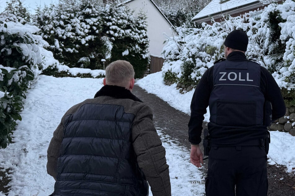 Mega-Razzia: Zoll zerschlägt Millionen-Schmuggel - Frau festgenommen