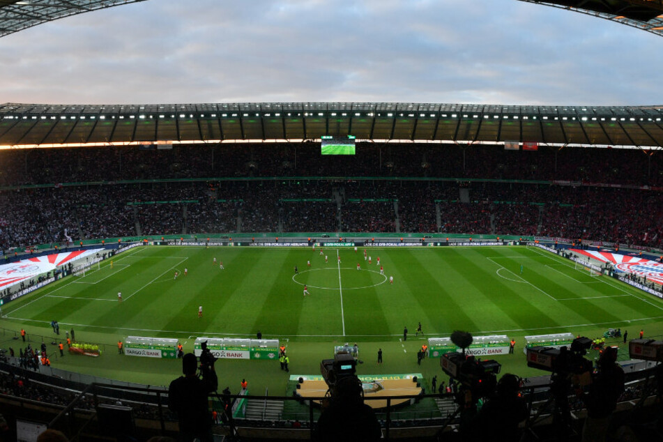 Blick von der Tribüne auf das Spielfeld im Berliner Olympiastadion.
