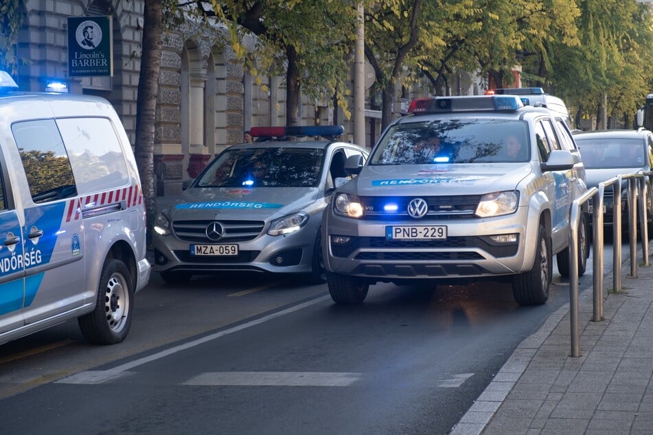 Ungarische Polizisten nahmen am Wochenende einen Mann und drei Frauen nach einer mutmaßlichen Gewalttat fest. (Symbolbild)