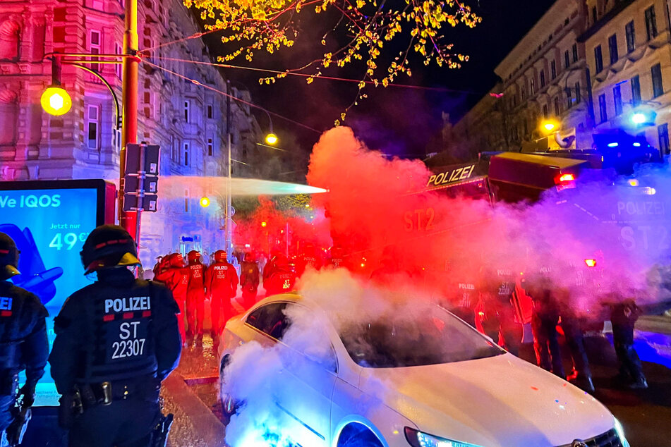 Mit einem Wasserwerfer löste die Polizei am späten Abend die Aufstiegsfeier einiger alkoholisierter Fans auf.