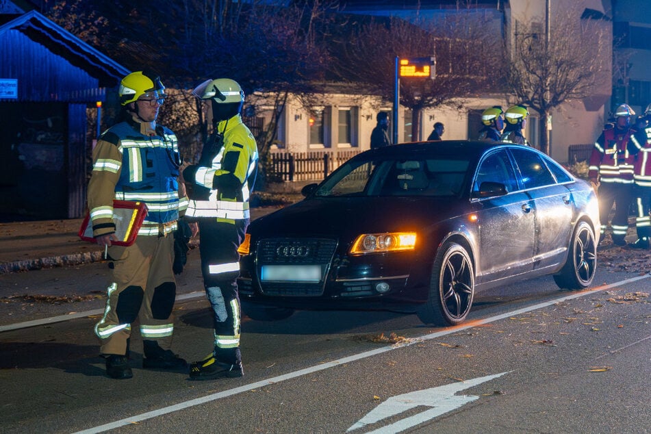 Der Audi-Fahrer blieb bei dem Unfall unverletzt, stand jedoch unter Schock. Ein Fußgänger musste mit einem Hubschrauber abtransportiert werden.