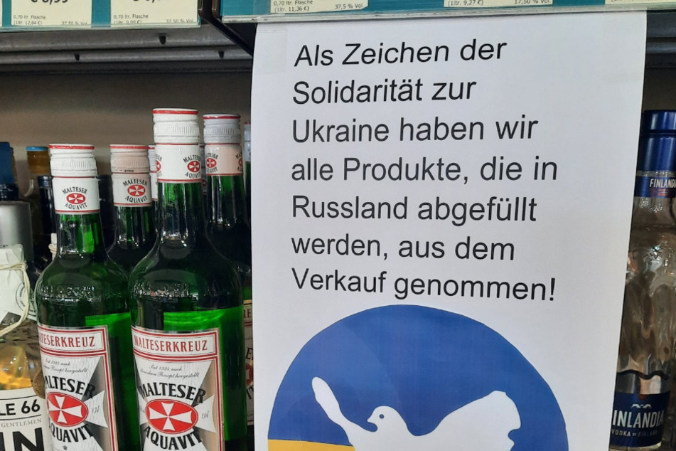 Die Betreiberin des Getränkemarktes in Runkel (Hessen) will mit der Verbannung in Russland abgefüllter Spirituosen ein Zeichen der Solidarität setzen.