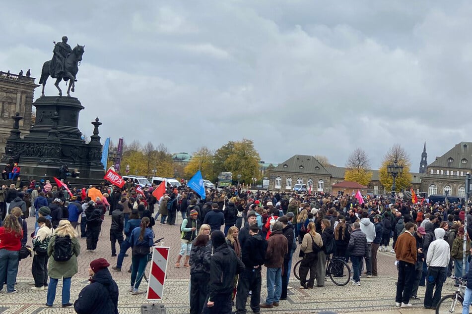 Auf dem Theaterplatz ist kurz nach 14 Uhr schon Einiges los.