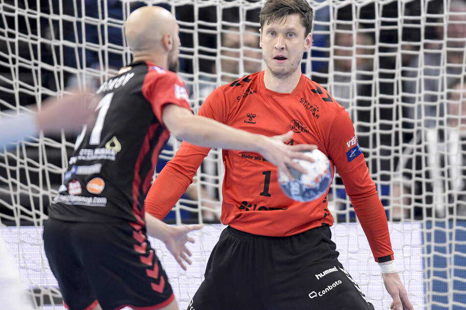 Kiels Torwart Niklas Landin versucht einen Wurf abzuwehren.