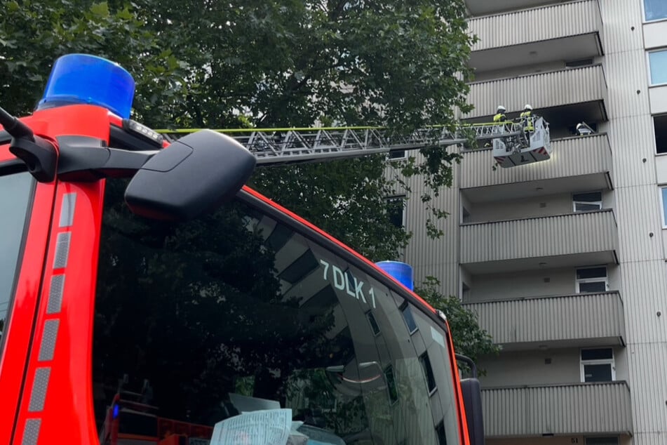 Köln: Feuer in Hochhaus in Köln-Porz: Feuerwehr rückt mit Drehleiter an
