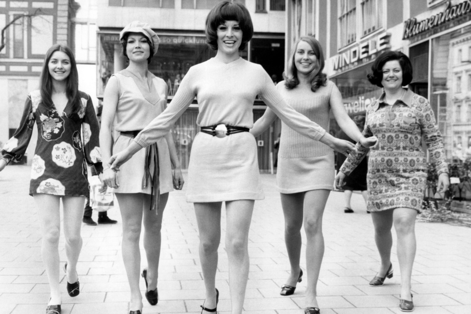 In Miniröcken präsentieren junge Damen für den Hersteller Bellinda maßgeschneiderte Strumpfhosen.