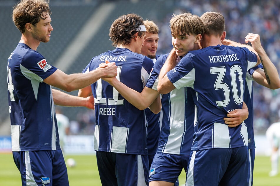 Wunderkind Kennet Eichhorn (16, 2.v.r.) kann sich seinen neuen Verein aussuchen.