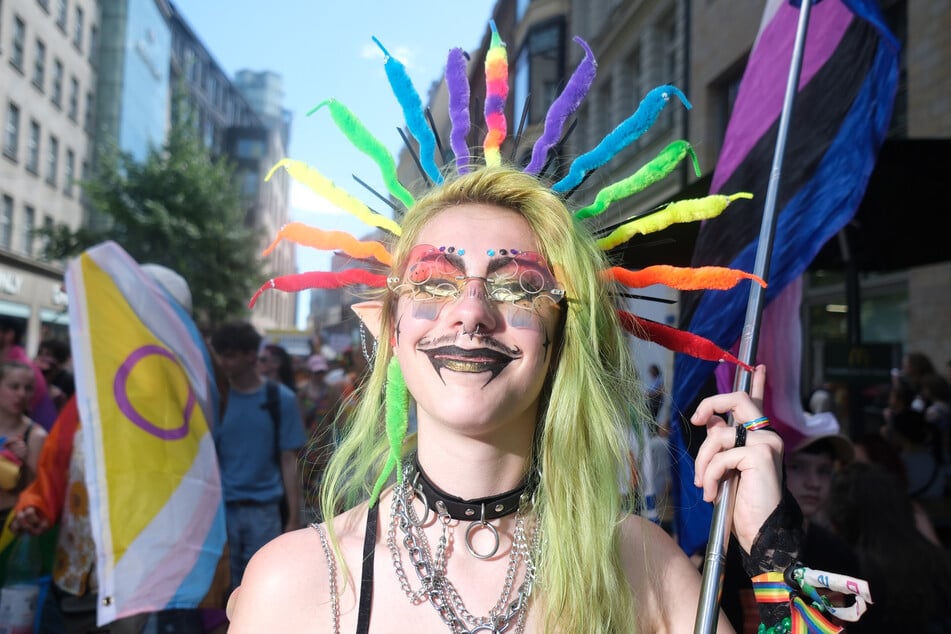 Neben Dutzenden Regenbogenflaggen konnten auch kreative Kostüme bewundert werden.