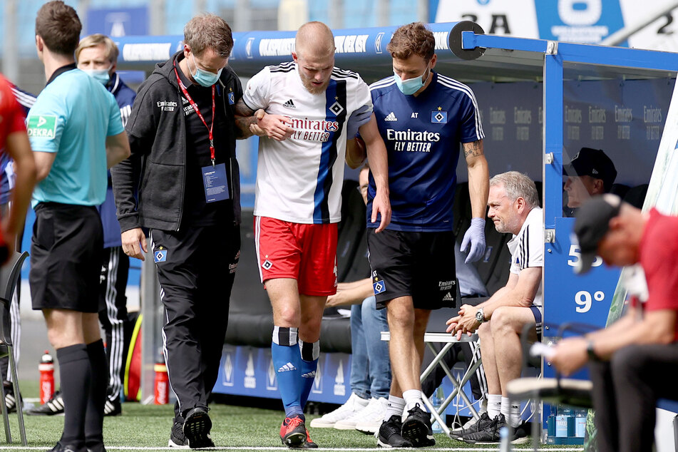HSV-Innenverteidiger Rick van Drongelen (4.v.l.) hat sich bei seinem Comeback im Derby gegen den FC St. Pauli erneut verletzt. (Archivfoto)