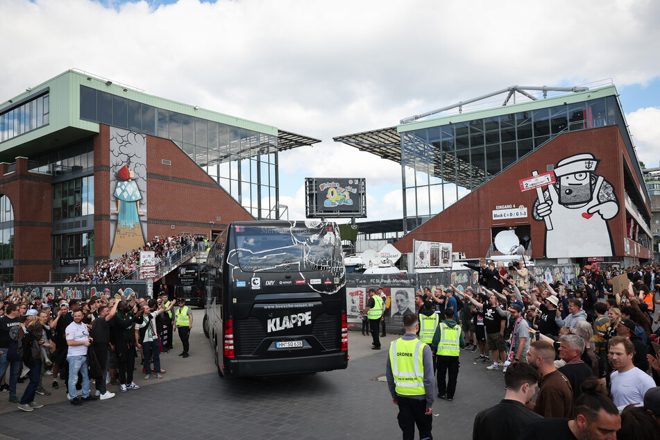 Der Bus des FC St. Pauli wurde standesgemäß von den Fans am Stadion begrüßt.