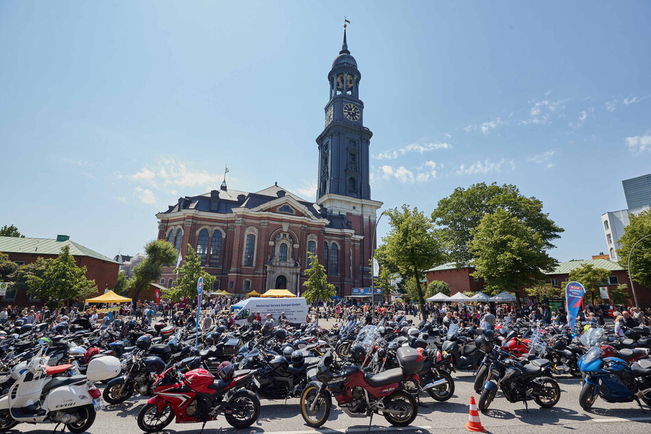 Vergangenes Jahr besuchten rund 7000 Besucher den 40. Hamburger Motorrad-Gottesdienst am Hamburger Michel. Dieses Jahr ist die traditionelle Kolonnenfahrt nach dem Gottesdienst aufgrund der angespannten Verkehrslage abgesagt worden.