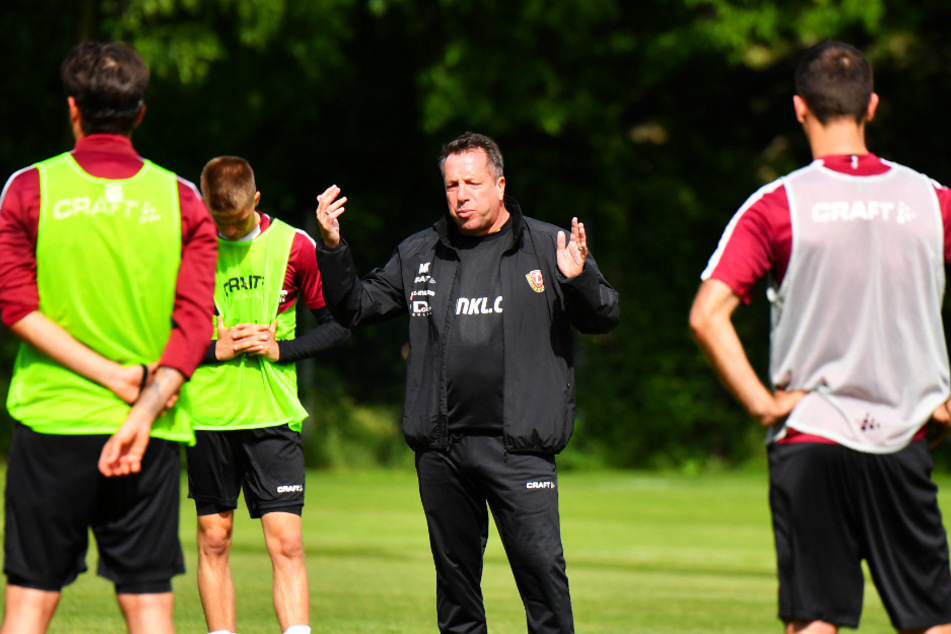 Für Einheiten auf dem Trainingsplatz hat Coach Markus Kauczinski (2.v.r) mit seinen Jungs in dieser Woche kaum Zeit.