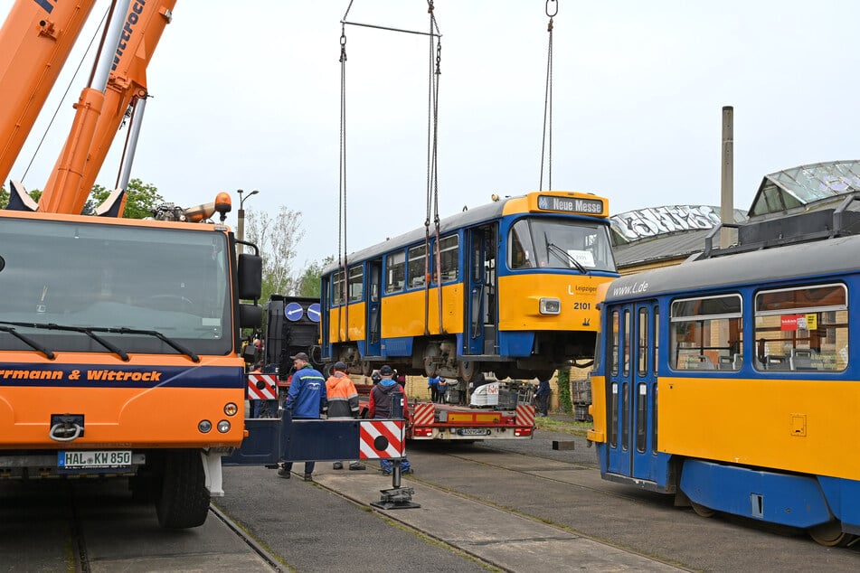 Im April hatten sie sich auf den Weg in die Ukraine gemacht, inzwischen rollen sieben von ihnen dort durch den Verkehr.