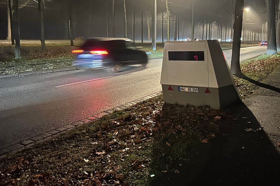 Der Enforcement Trailer, der zuletzt die Pillnitzer Landstraße überwachte, ist nun an den Großen Garten umgezogen.