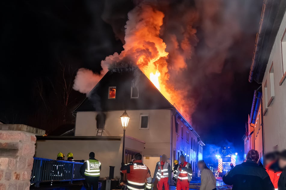 Schreckliche Brandnacht in Rochlitz: Ein Wohnhaus stand in der vergangenen Woche lichterloh in Flammen.