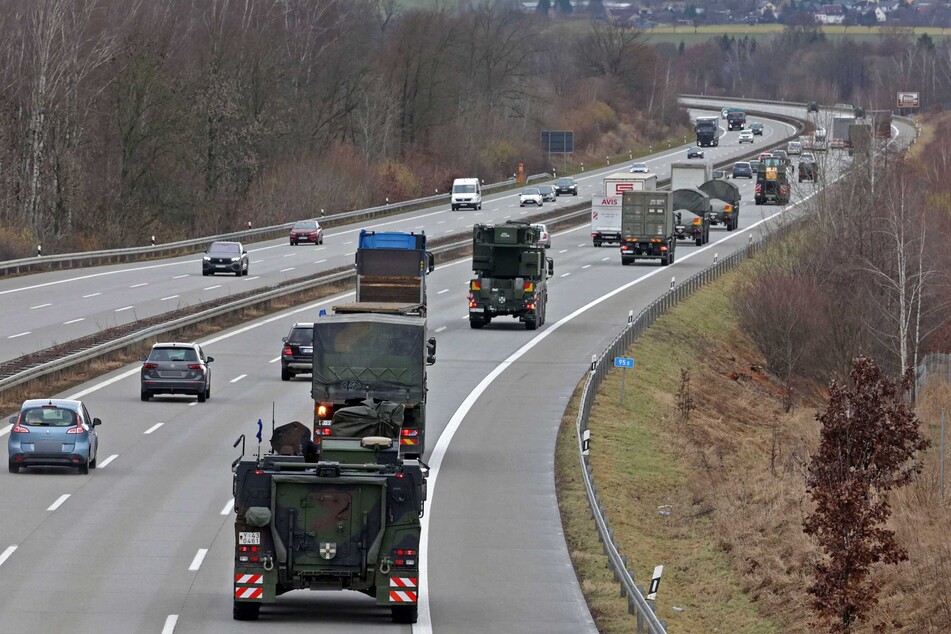 Auf der A4 bei Hohenstein-Ernstthal (Landkreis Zwickau) wurde am Freitagmittag eine Bundeswehrkolonne gesichtet.