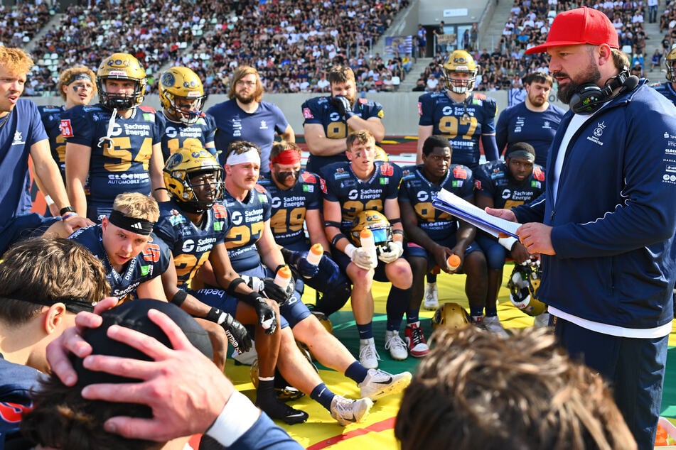 Defense-Coordinator Martin Schmidt (37, r.) hat seine Mannen bestens eingestellt.