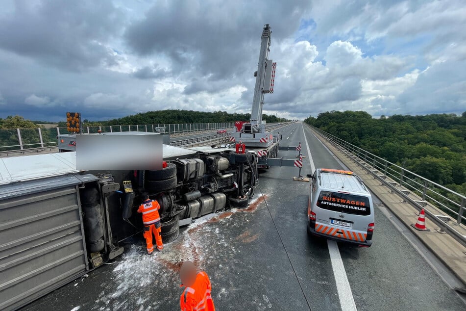 Der Lkw muss nun aufwendig geborgen werden. Ein Kran soll das Fahrzeug aufrichten.