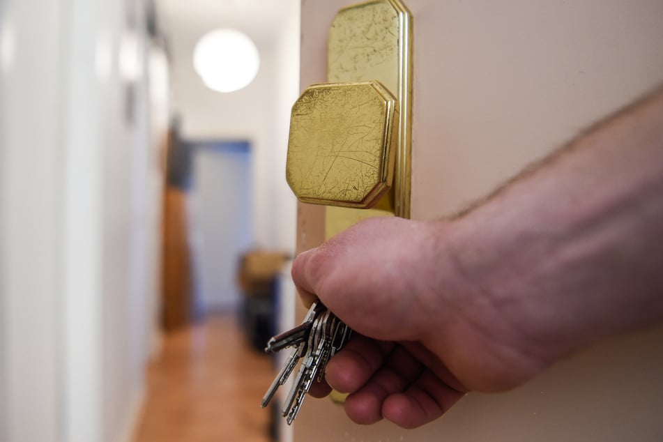 Beim Öffnen ihrer Wohnungstür wurde die 91-Jährige von dem Täter überrascht. (Symbolbild)