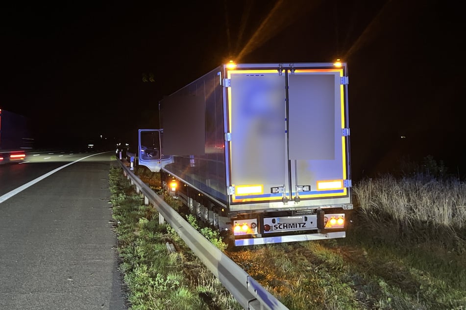 Der Lkw kam neben der Fahrbahn zum Stehen.