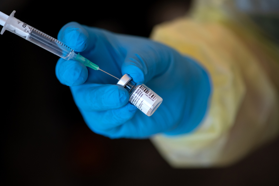 Eine Mitarbeiterin bereitet den Impfstoff von Biontech/Pfizer gegen das Coronavirus vor. Der für Mittwoch geplante Impfgipfel von Bund und Ländern wurde verschoben.