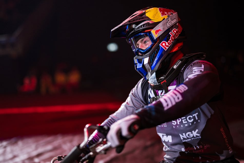 Profifahrer aus aller Welt zeigen spektakuläre Sprünge und Tricks in der Luft.