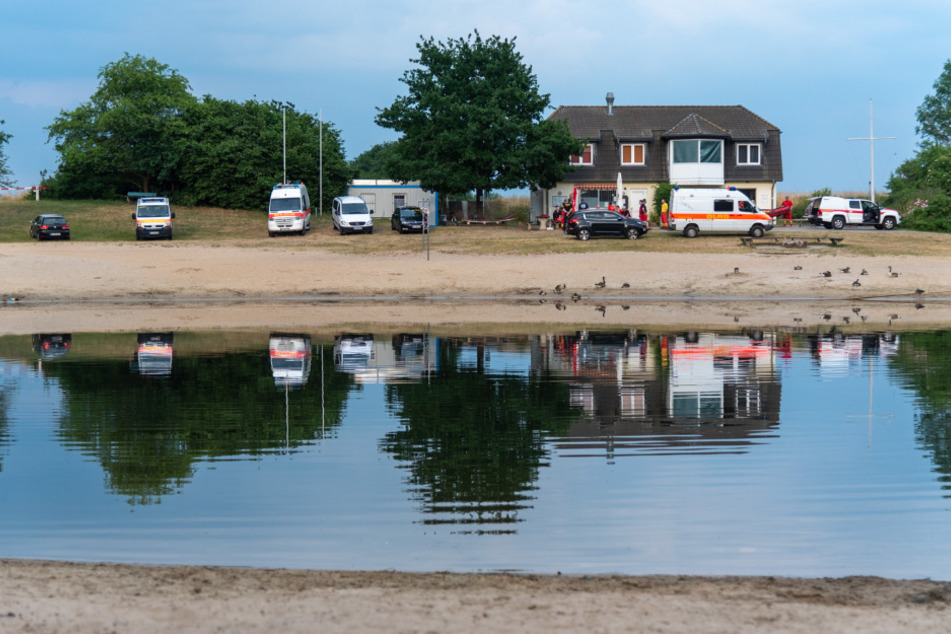 Rettungskräfte stehen nach dem Unglück am Inselsee im Landkreis Lüneburg.