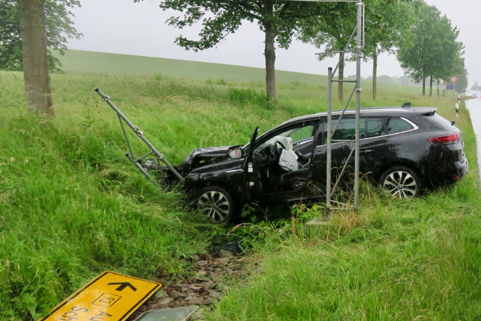 Erzgebirge: Renault kracht gegen mehrere Verkehrsschilder