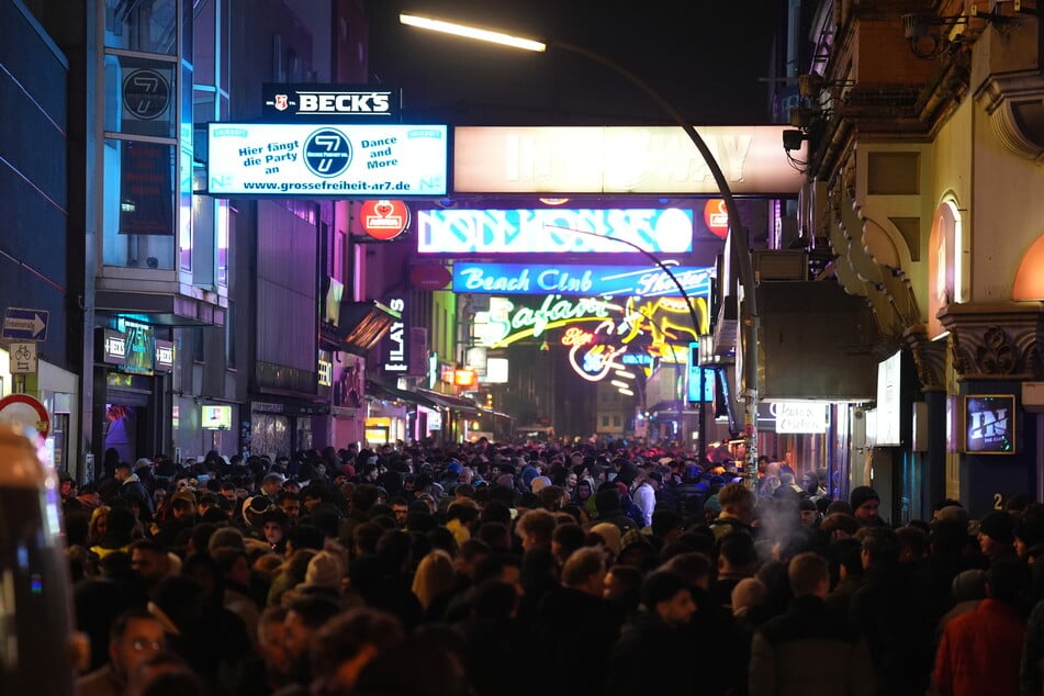 Nahe der Hamburger Reeperbahn habe der Mann versucht, einen 19-Jährigen mit dem Messer am Hals zu verletzen. (Archivbild)