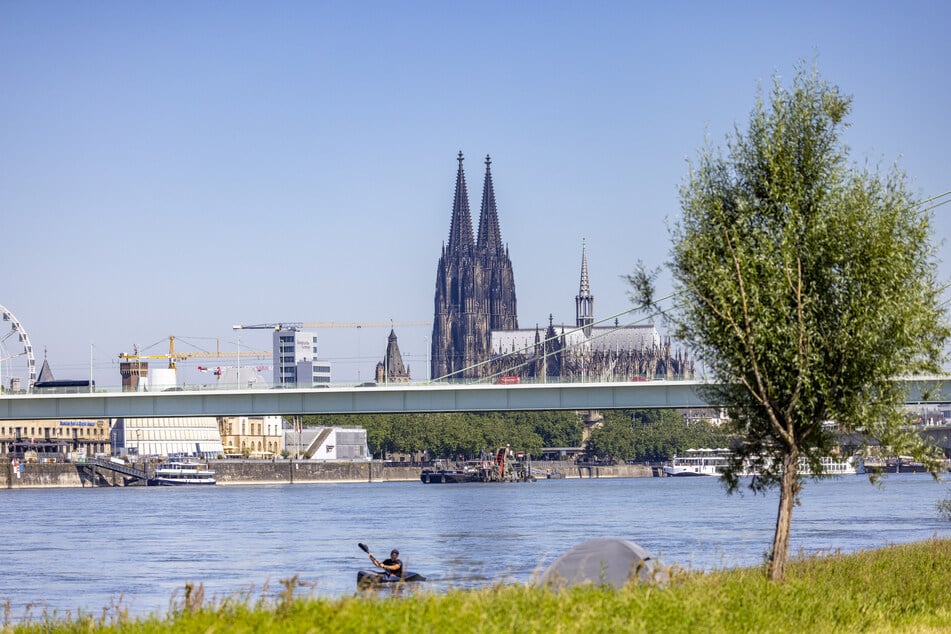 Viel Bebauung und immer weniger Grünflächen: Die Kölner Innenstadt könnte sich in den kommenden Jahren deutlich häufiger zu stark aufheizen. (Archivbild)